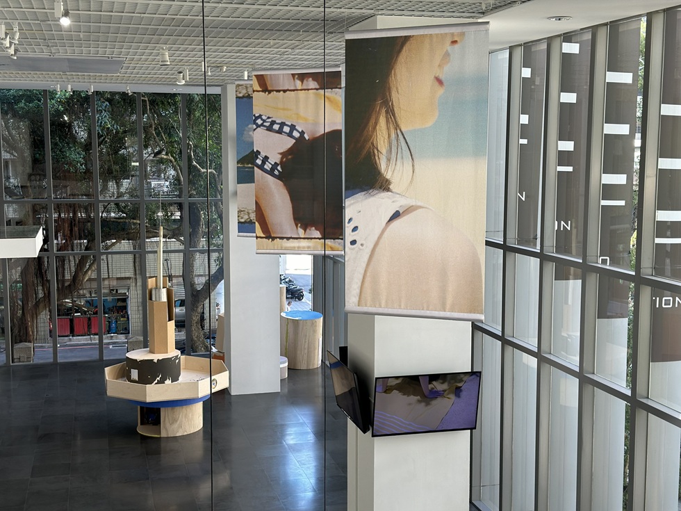 在作品發展階段，團隊便與徐皓霖討論希望能按照北師美術館特性製作出大幅懸掛的布條，最終成為如同廣告般的《親愛的微風：經過》。（攝影／王欣翮）