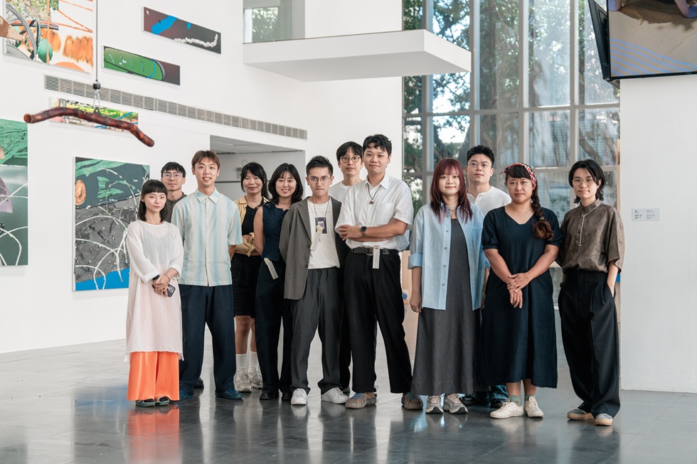 展覽開幕記者會上，藝術家與策展人合影：左起張庭甄、林彥翔、曾彥翔、羅懿君、徐皓霖、黃銘樂、洪辰煊、張文豪、黃羿瑄、李秉璈、勞麗麗、李鈺淇。（北師美術館提供，攝影／dulub studio）
