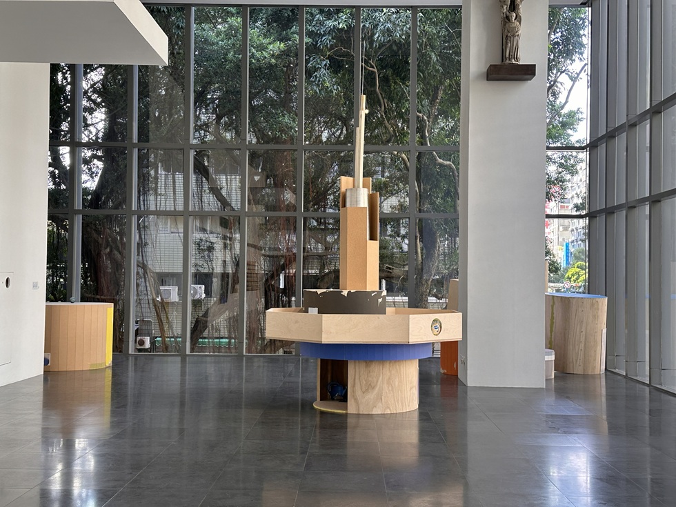 曾彥翔的《Wet Edge of a Circle》借景窗外的行道樹，如同奇美拉的奇異雕塑呈現藝術家對機場空間的想法。（攝影／王欣翮）