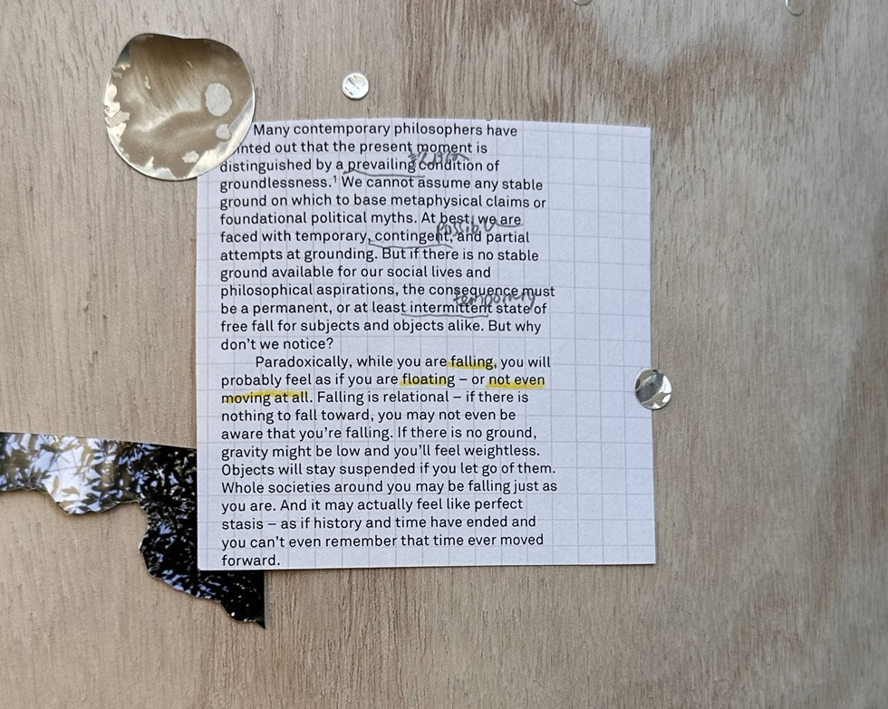 曾彥翔在作品隱微之處張貼了紙條，言明「所有事物都在不穩定中發生，沒有任何事情是靜止的」。（攝影／王欣翮）