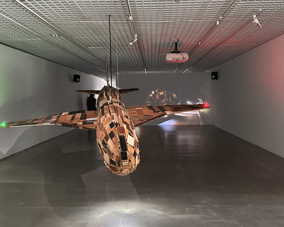 林彥翔的《迫降》（2024）以家鄉受「桃園航空城」開發計畫徵收拆除為主題。（攝影／王欣翮）