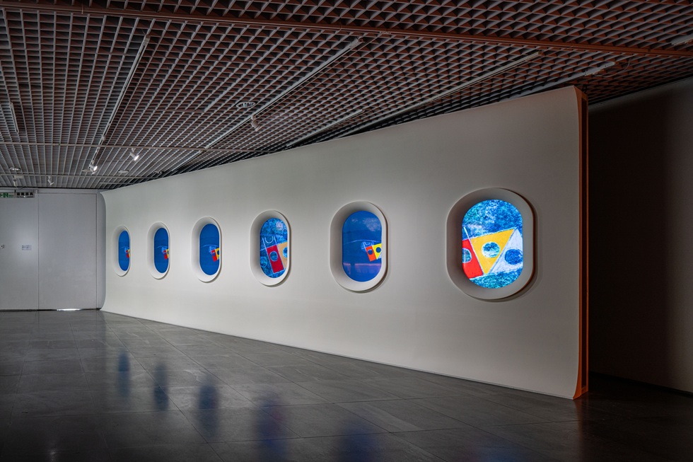 李鈺淇如同機艙般的錄像裝置《把我的眼睛沉入你的眼睛》（2025）。（北師美術館提供，攝影／dulub studio）