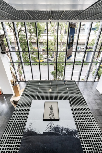 2025年初林彥翔於東京駐村，發展出以成田機場為主題的《來自塔的預言》。（北師美術館提供，攝影／dulub studio）