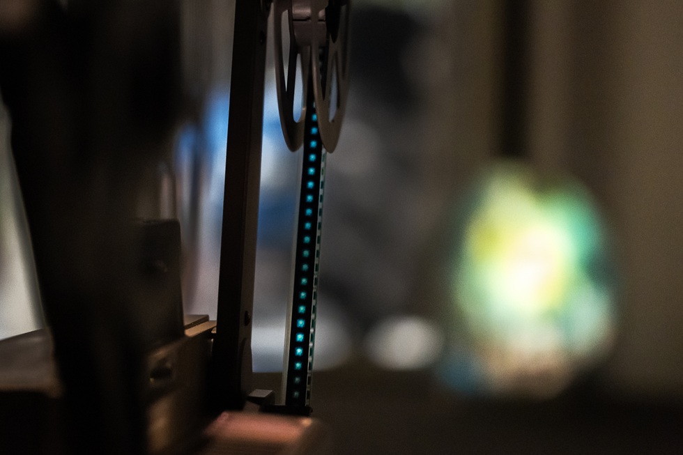 《三個太陽》兼具電影與雕塑的特質，其放映機關的啟動是仰賴觀者的移動。