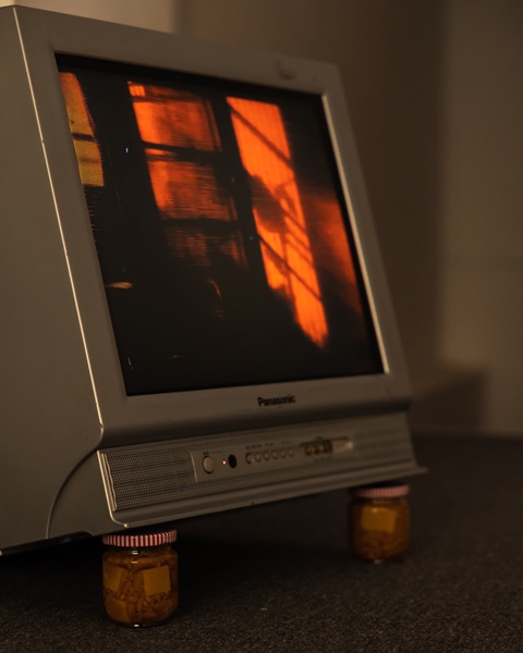 成長於客家家庭的胡農欣，將其拍攝老家的膠卷，置於醬菜容器中共同醃漬，製成了《醃漬剩餘的時間》。