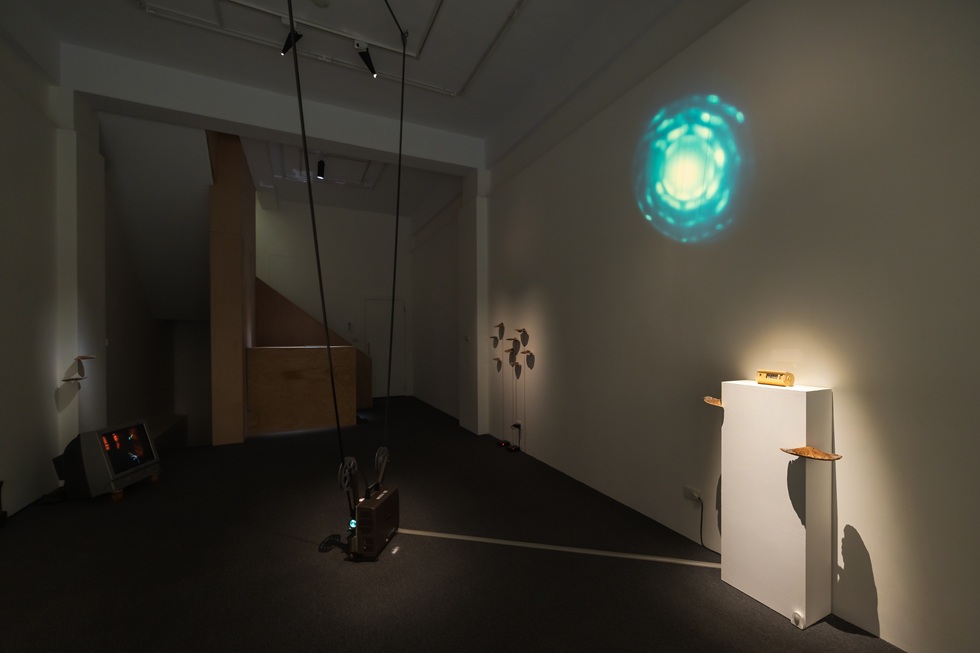 影像裝置《三個太陽》創造如日光般不斷流變的光暈，在展覽空間中移行。