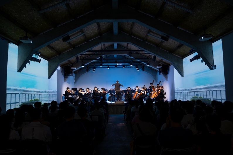 台東回響樂團與台北打擊樂團攜手打造以海洋為主題的夏日音樂盛典「2025藝術祭：海之聲」，圖為閉幕音樂會。（台東回響樂團提供，攝影／王俊凱）