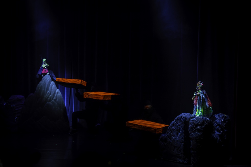 光興閣掌中劇團以傳統為基底，結合現代劇場科技打造「新金光戲」。圖為獲得傳藝金曲獎評審團獎的《大俠百草翁前傳：小俠百草兒》。（光興閣掌中劇團提供，攝影／張瑞宗）