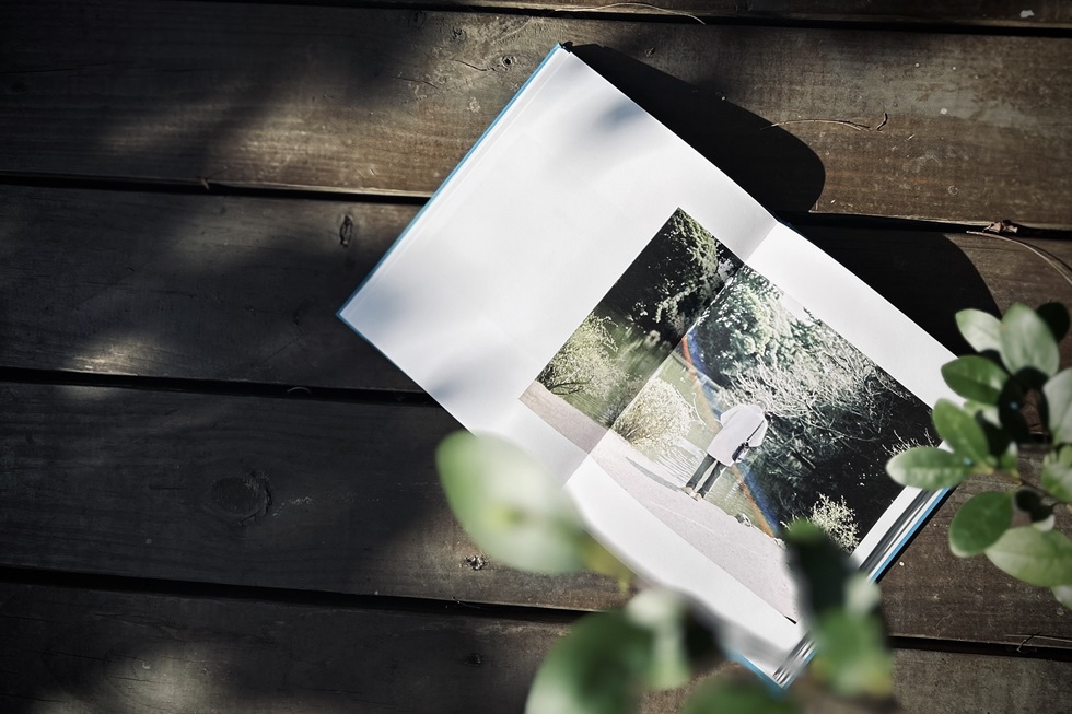 攝影集《你走過的時間向我迎面而來》，是陳冠良跨越了國內外十多座城市所完成的底片寫真。