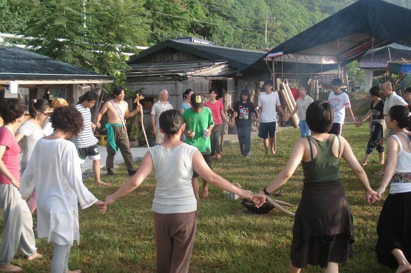 冉而山劇場長年舉辦研習營,以行為藝術為主軸帶學員們於山海間探索。圖為2012年九天八夜的「升火.祭場.阿搭望:原住民『成人』表演藝術研習營」。(圖片來源/國藝會補助成果檔案庫)