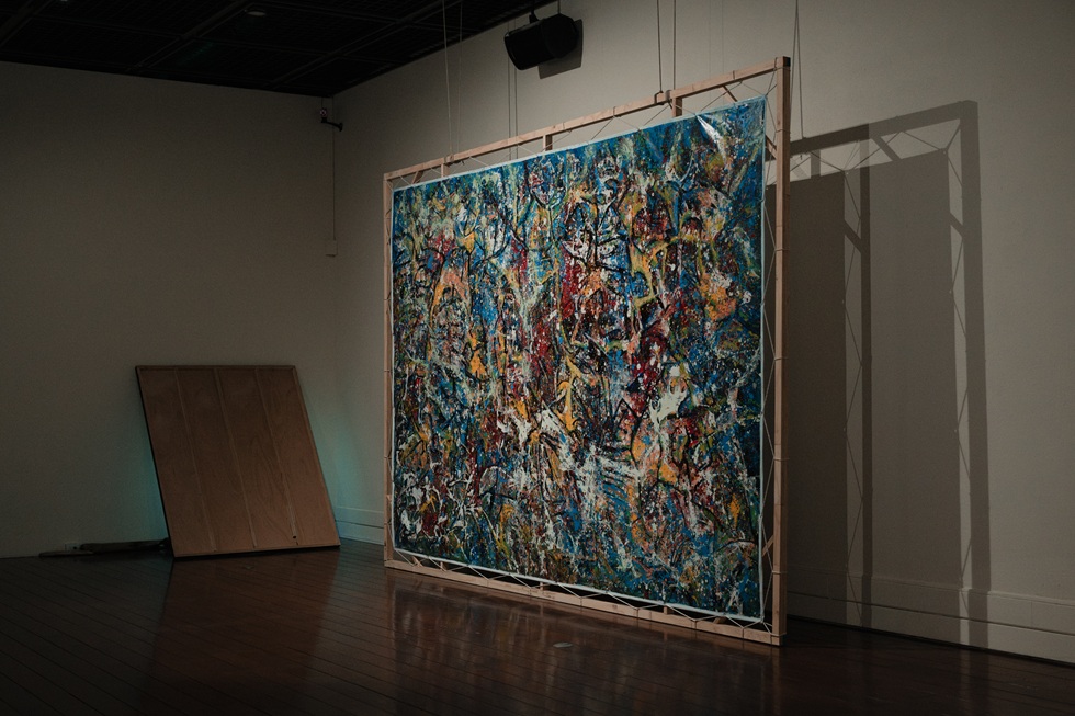 Moli Ka'ti(摩力.旮禾地)的大型畫作《淨,鏡,驚》,展現了經歷了洪水後努力站穩的姿態。(攝影/鄭亦婷)