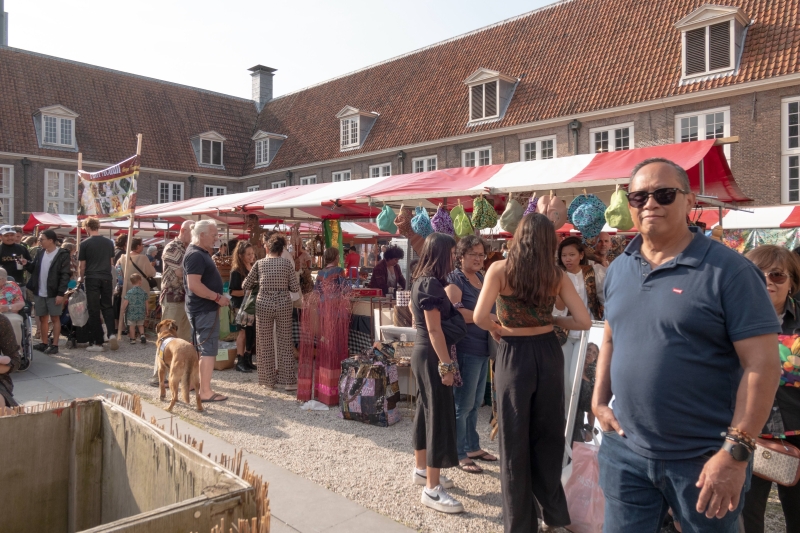 每年夏天，荷蘭許多城市的印歐社群會舉辦一年一次的「印尼夜市」（Pasar malam），販售印尼食物與雜貨。