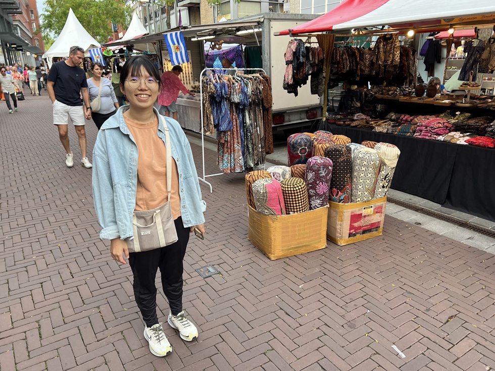 在荷蘭的印尼夜市裡，遇見了許多「荷蘭老婆」。