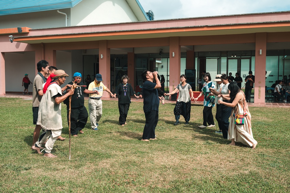 「丟掉頭腦,去海邊」展覽開幕前,策展團隊在展間前的樂舞。(攝影/鄭亦婷)