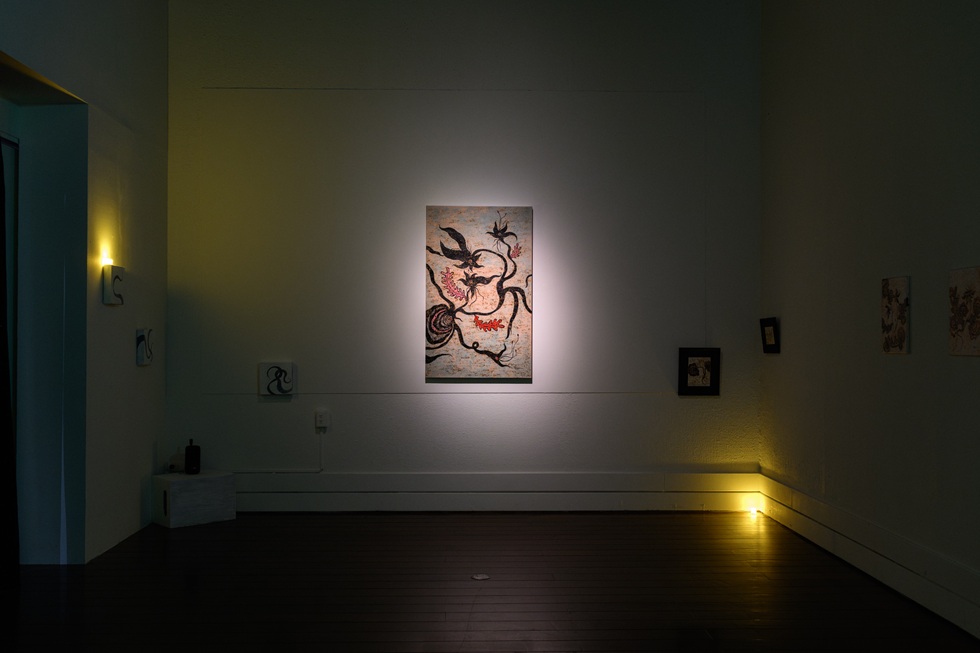 Adirong(阿緹蓉)將展場燈光調至最暗,延續了這段清晨的質地,觀眾需手持一盞小小的蠟燭燈,她說:「這是一件離觀眾最最最最近距離的畫作」,靠近畫面時,金色壓克力會突然亮起像海面被日光劃開,也像她在迎日舞時落下的眼淚,被光折射成細碎的金色。(攝影/鄭亦婷)