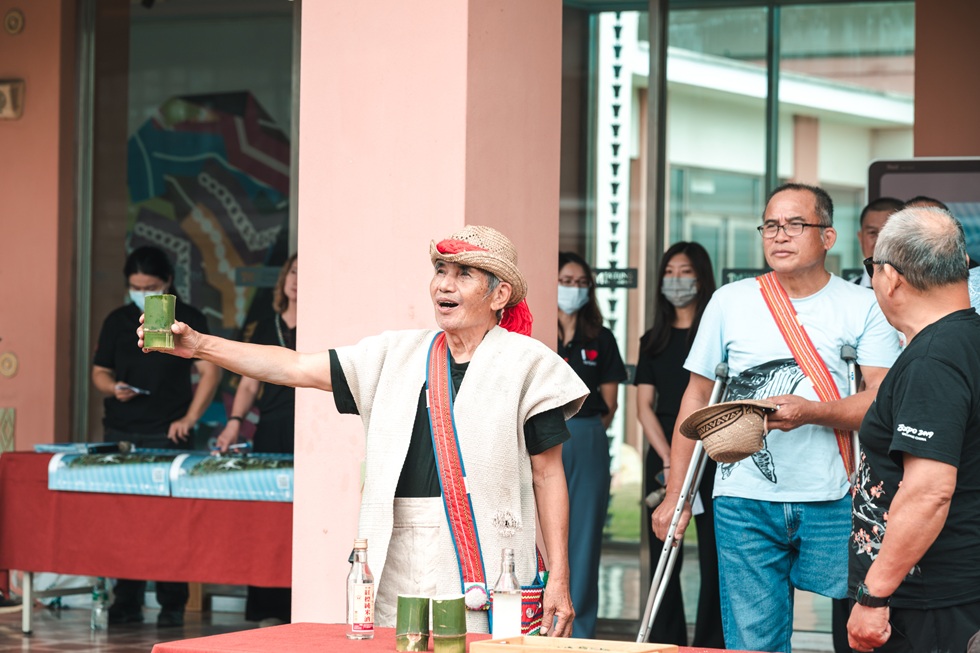 道叔帶領大家進行Mifetik,以點酒禮敬天空、土地和祖靈。(攝影/鄭亦婷)