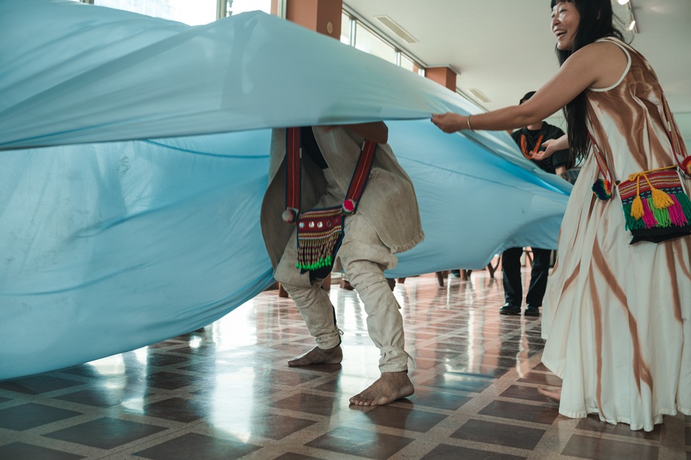 進入展間前,一片藍色的布如海浪般一樣推著群眾往前,唱起《海浪歌》,kico ngayay lingaling(註6)、海浪、sea wave、tapelik(註7)。(攝影/鄭亦婷)
