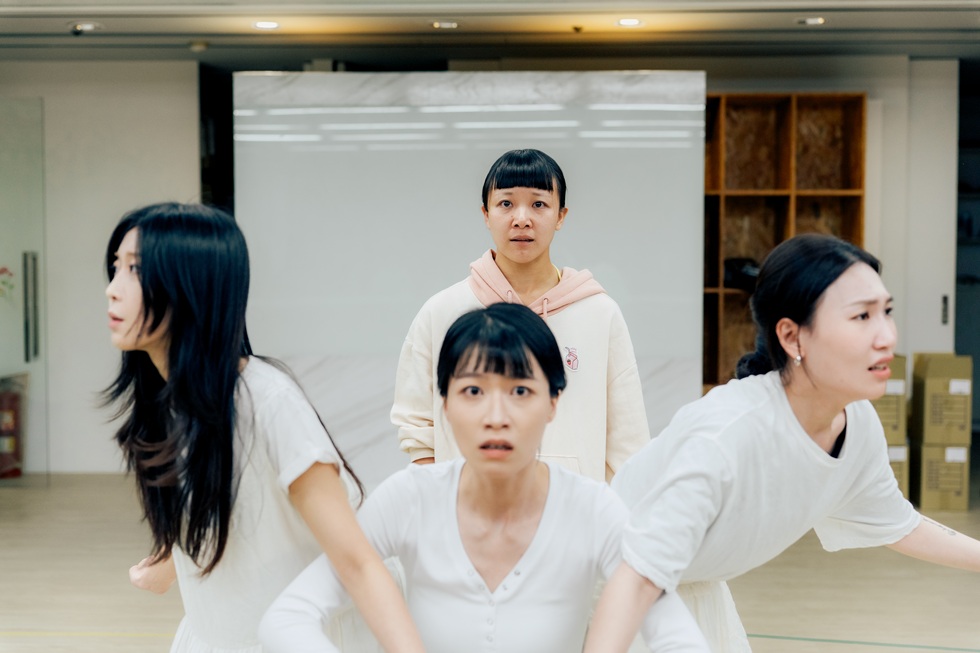 新版《隔壁房間的大象》延續讀劇時頗受好評的雙重敘事結構，將現實中的怡君一家人與小說裡虛構的三姊妹並置於舞台。圖為排練照。