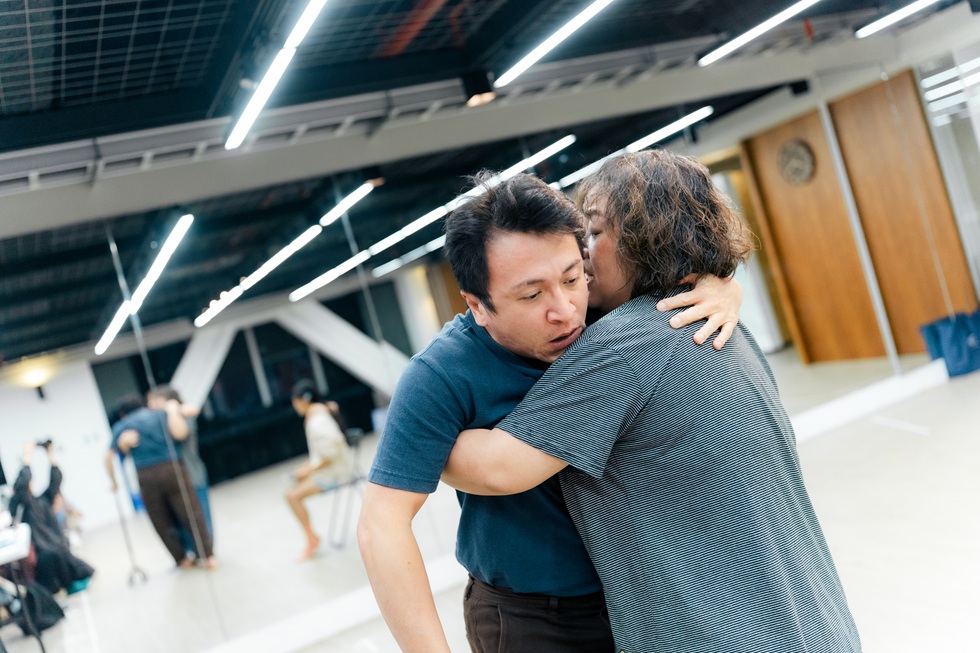 資深演員廖晨志與賴玟君（亮亮）飾劇中父母，詮釋婚姻中關係的矛盾與複雜性。