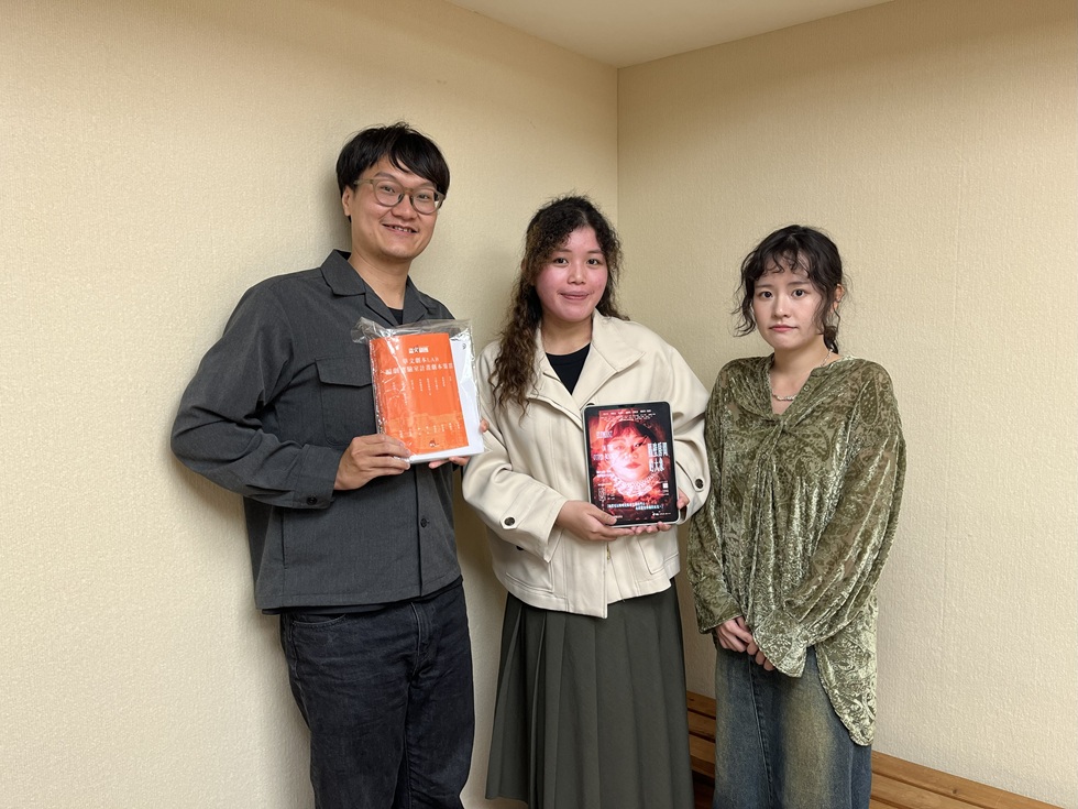 左起為盜火劇團製作人丁福寬、《隔壁房間的大象》導演丁怡瑄與編劇張加欣。福寬手中為即將付印的〔華文劇本LAB〕編劇實驗室最新劇本集。（攝影／桂尚琳）