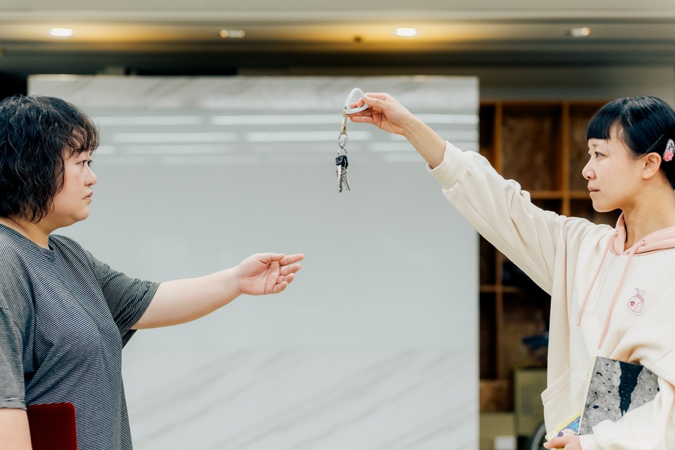 面對母親（左，賴玟君飾）的受虐，主角怡君（右，林方方飾）究竟是鯨吞父權的鬥士，或是蠶食母親的女兒？