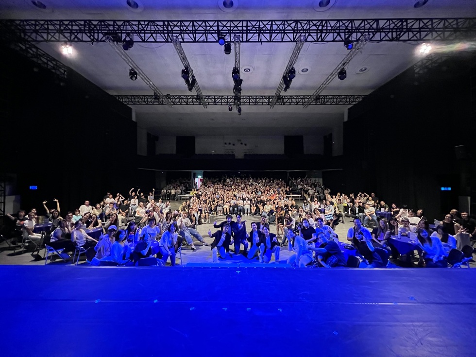 《沒有人想交作業》2024年於空總劇場演出最終場時與觀眾合影。（笨鳥工作室提供）