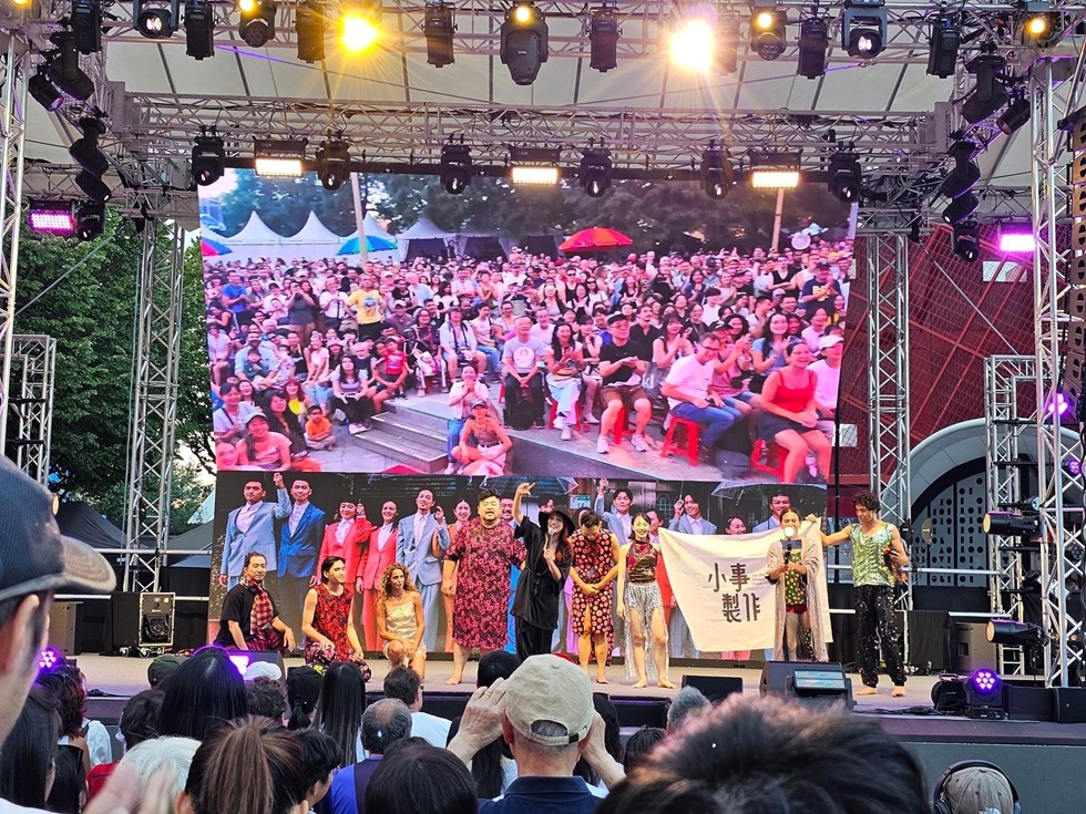 小事製作於2024巴黎文化奧運台灣館演出。（小事製作提供，攝影／CYU LIU）