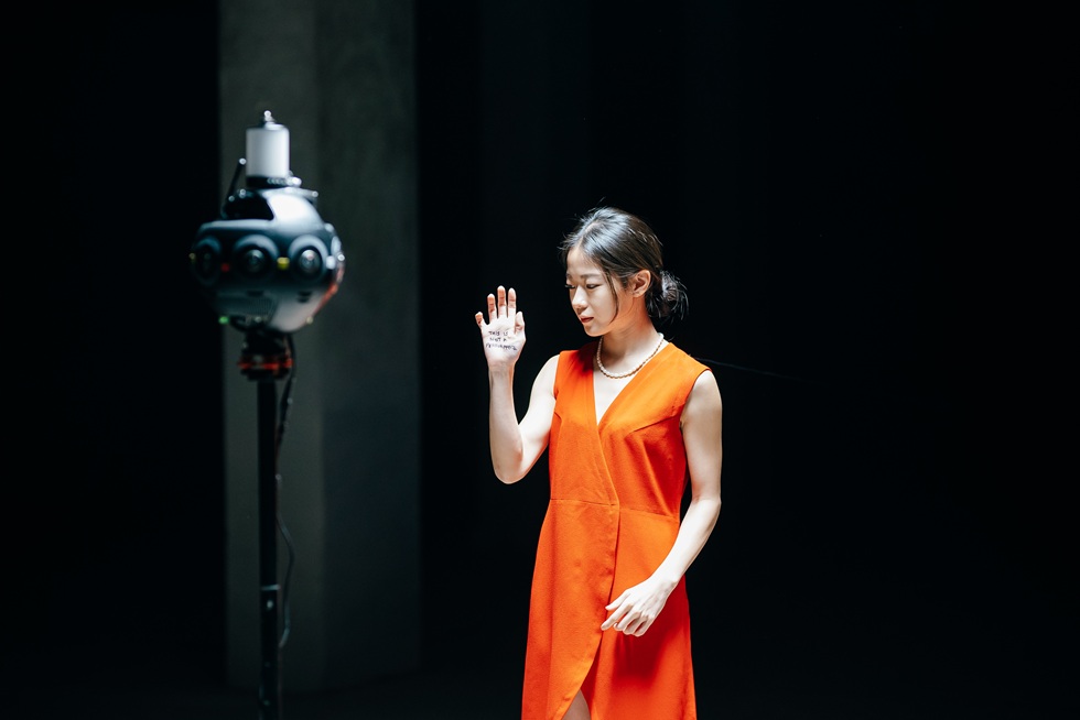 在VR創作中，攝影機與演員之間的距離有其限度，考驗著演員的表演和導演的調度。圖為河床劇團《遺留》工作照。（河床劇團提供，攝影／唐健哲）
