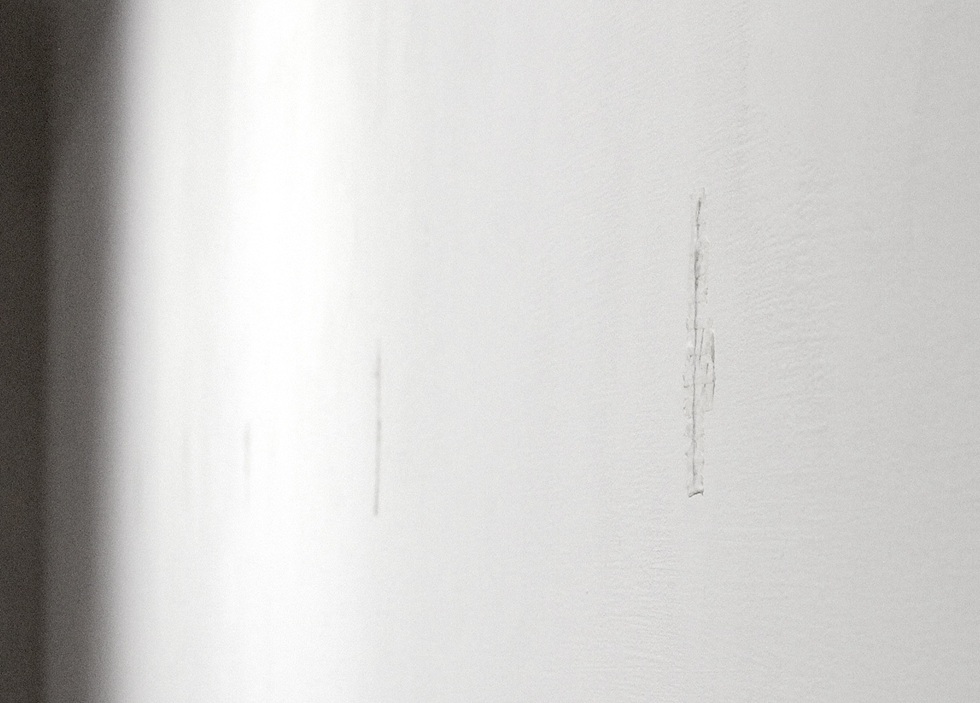 古睖久古，《不知所措》，枯枝、透氣膠帶，2014。