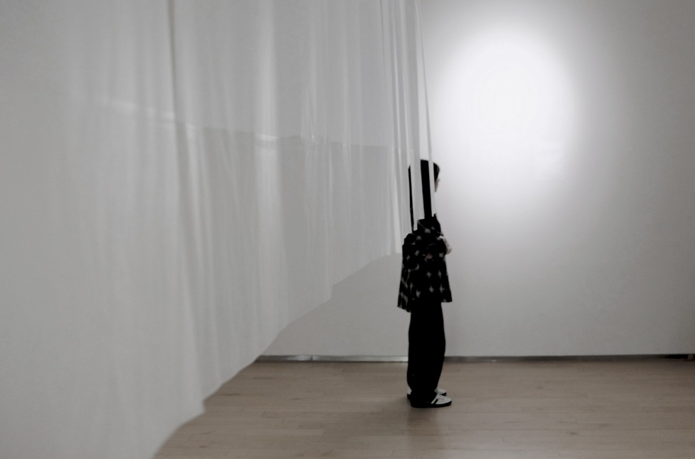 莊馨怡，《記．念16—等一片浪》，蠟、紙、木件、花粉、貝殼，2025（2023）。（攝影／劉彥宏）