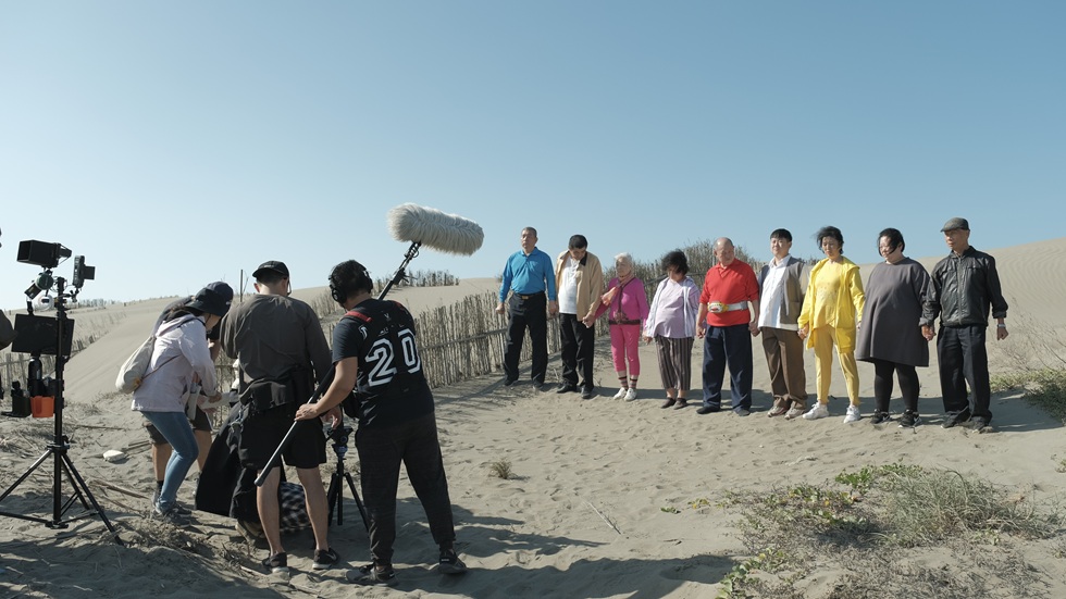 素人演員們在桃園觀音的草漯沙丘進行拍攝，即將變身為劇中的「記憶戰隊」。
