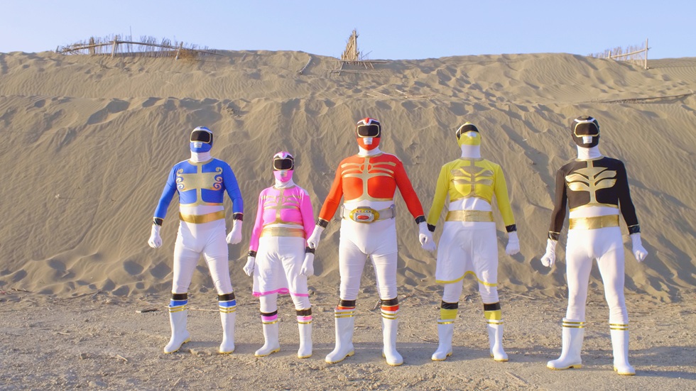 變身完成的「記憶戰隊」即將出戰。奶奶是粉紅戰士。