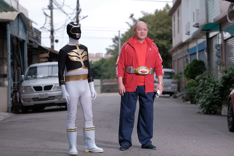 看似日常的角色，較能使觀眾在情感上與之共鳴，反轉時也更具效果。拍攝背景是導演從小生長的社區。