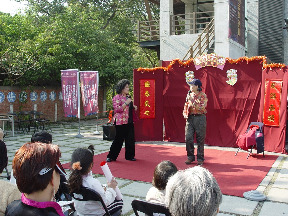 2008年春節期間的《眷村子弟過新年》，劉建幗（左）頂著捲髮飾演台灣在地歐巴桑「王招弟」。