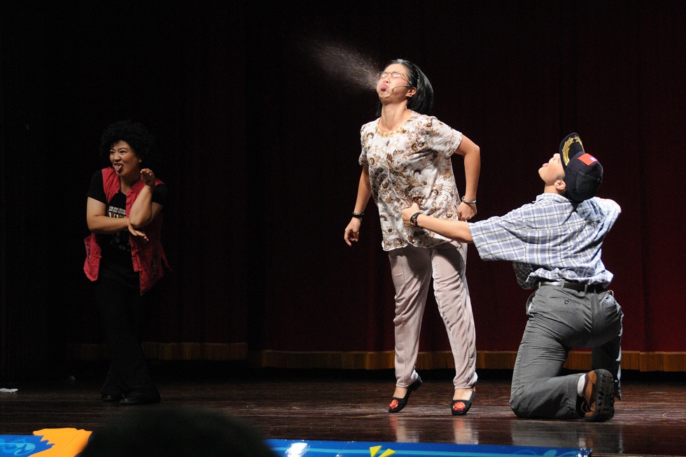 《招弟復興打狗趣》裡，姑媽莫名其妙的受擊。反差與節奏，為觀眾創造了意料之外的驚喜。（攝影／黃正婷）