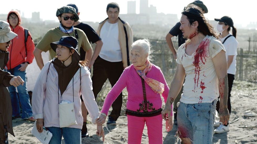 片中主角蔡鍾景妹因為患有失智症，拍攝時很難記住台詞和走位，導演（本文作者徐紫柔）總是耐心牽著奶奶走戲，帶她熟悉動線。