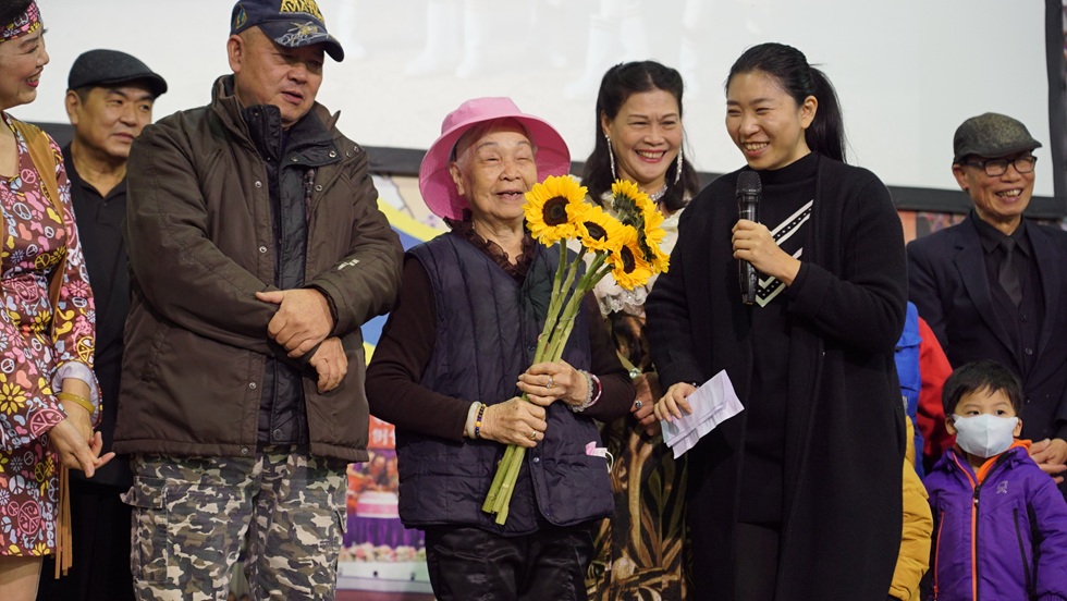 與社區居民分享的成果放映會上，女主角蔡鍾景妹（中）與導演徐紫柔（右）。