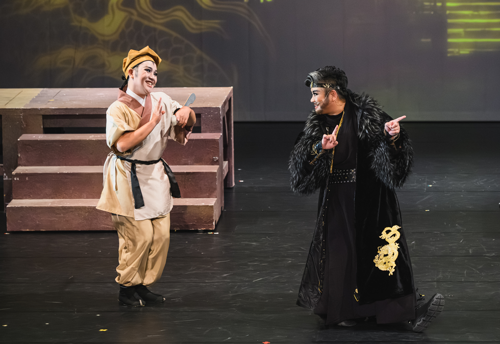 表演者之間的即興拋接，也是笑點的重要來源。圖為《劍俠秦少游》2025年演出。（攝影／吳柏源）