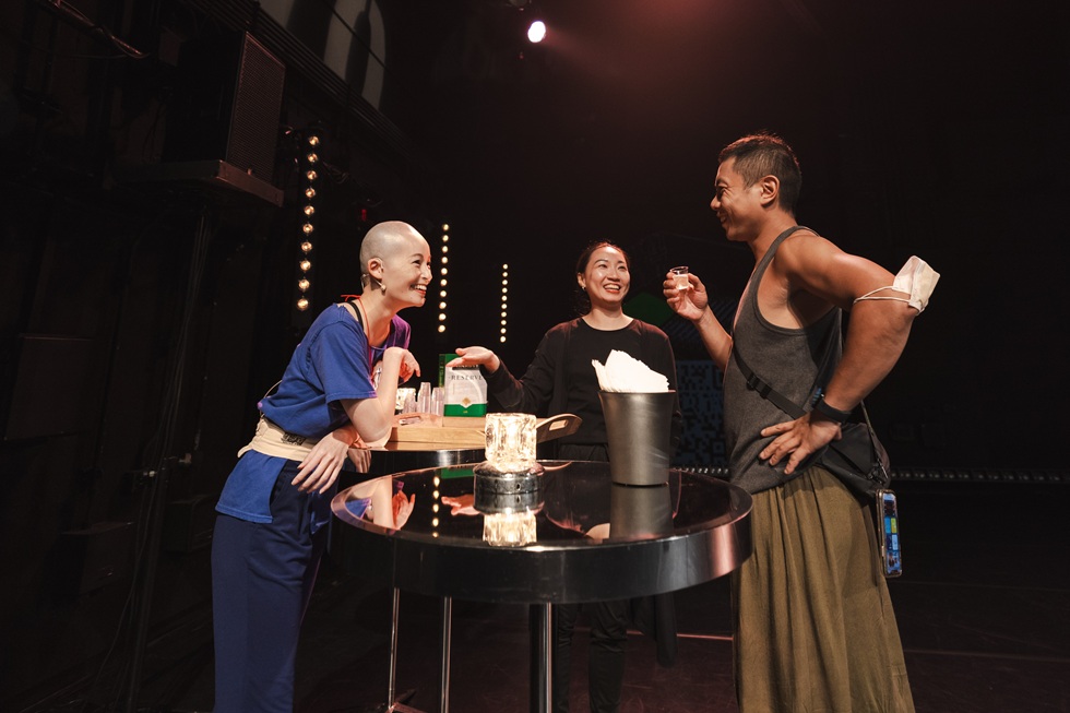 《Turn Out》的開場，劉奕伶把過去自己總以「食遁」閃避對話的社交場合搬上了舞台，邀請觀眾參與。（攝影／Terry Lin林政億）