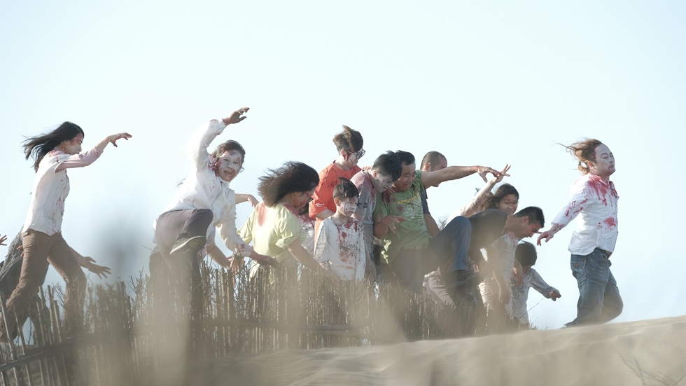 動員整個社區百位居民一起和失智症奶奶拍電影，大家努力飾演被記憶吞噬的殭屍。