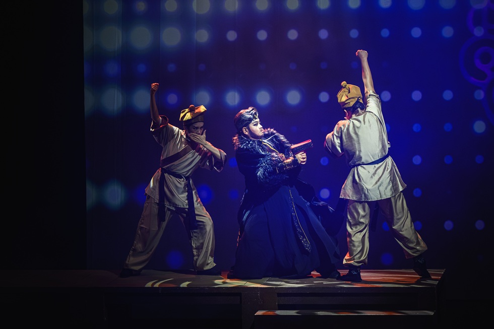 在《劍俠秦少游》這個作品中，本文作者劉建幗（中）除了擔任編導，也飾演劇中的喜感反派「龍大」，2025。（攝影／吳柏源）