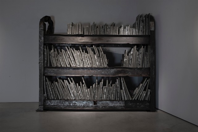 《夜與靈魂》，鋼樑、混凝土（地震倒塌之建築物殘骸）、金屬夾具，226×272×76 cm，2025，TKG+ Projects。