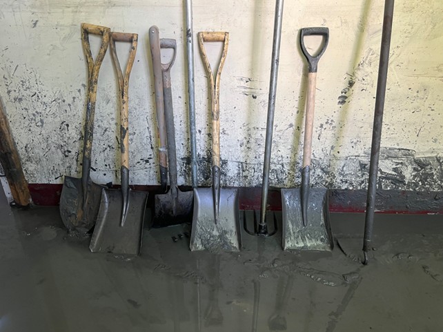 於花蓮光復鄉協助清理淤泥。