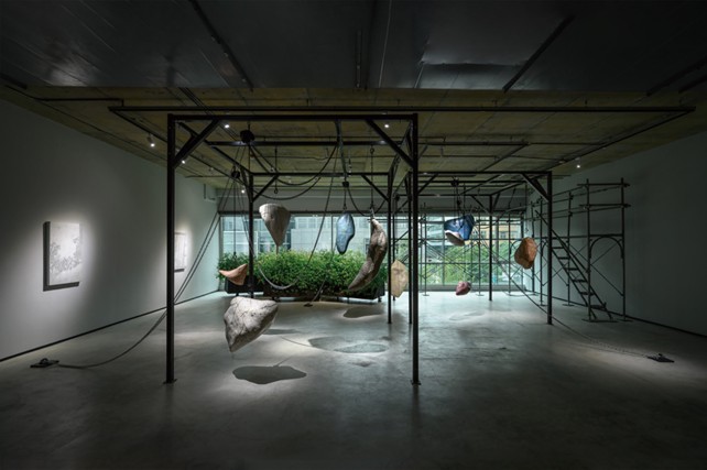 《繡燕》，礦物、黃銅、混凝土，依據場地而異，2021-2025，TKG+ Projects。