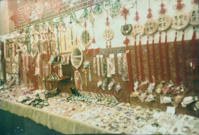 媽媽當時擺攤賣的飾品。