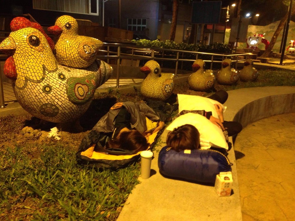 《可以睡覺》的集體快閃睡覺行動,以臨時占領公共空間的方式,邀請參與者依照手冊所指示的地點共度一夜。(明日和合製作所提供)