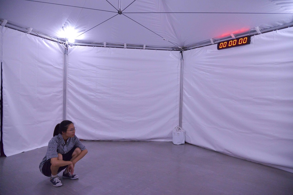 終於踏入帳篷內的「幸運觀眾」,會發現所謂的演出只有一個倒數計時器,靜靜地從五分鐘開始往下跳動。(明日和合製作所提供)