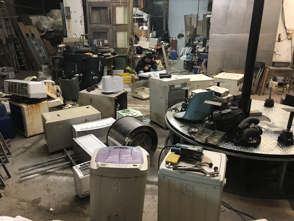 還在廖建忠工作室裡製作中的「運転生活」系列的素材。（廖建忠提供）