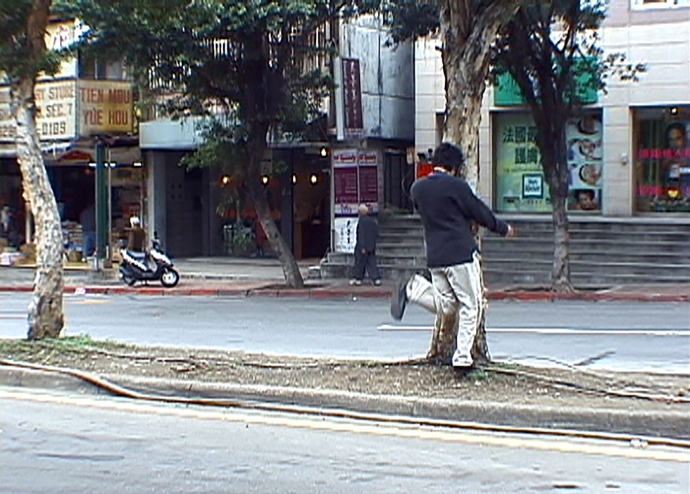 崔廣宇，《十八銅人．穿透，穿透性》，行動紀錄／單頻錄像，2'11"，2001。（崔廣宇提供）