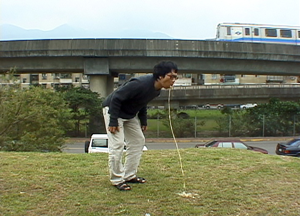 崔廣宇，《十八銅人．穿透，自發性》，行動紀錄／單頻錄像，1'25"，2001。（崔廣宇提供）